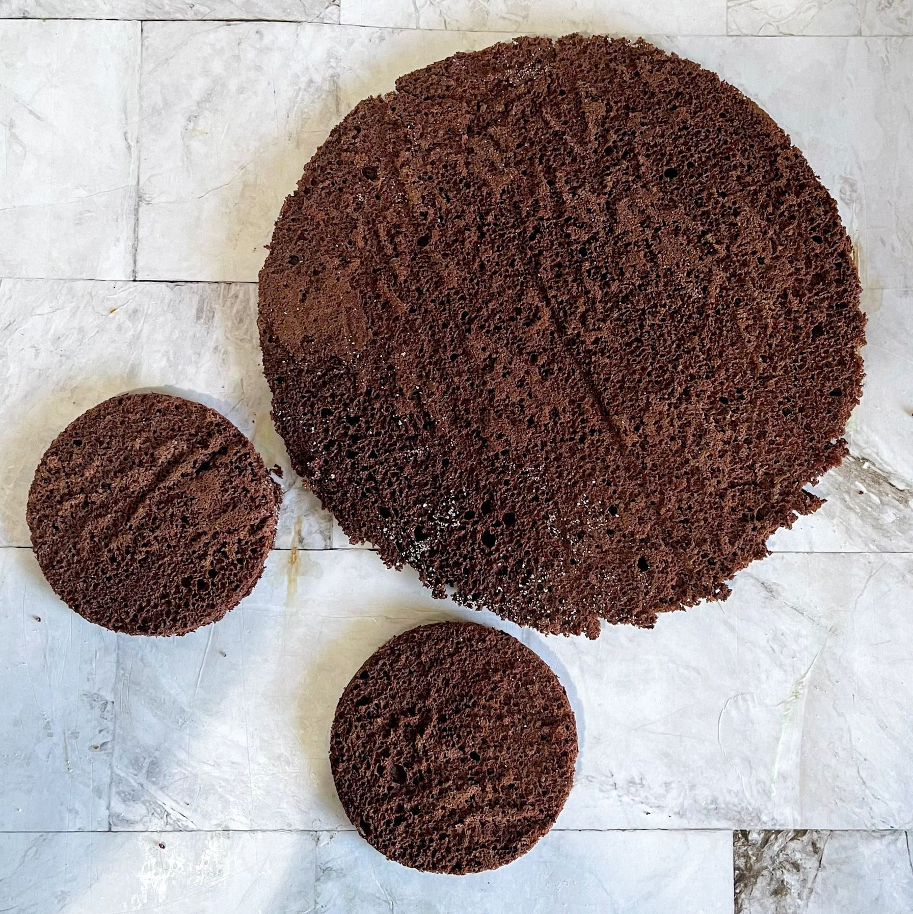 Due cerchi di granella di cioccolato su una superficie di marmo