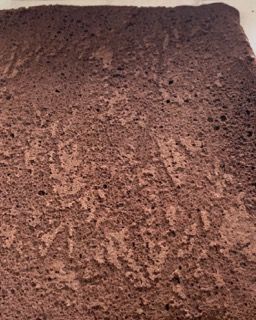 Un primo piano di un pezzo di torta al cioccolato