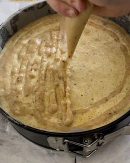 Una persona versa l'impasto in una padella con una sac à poche.