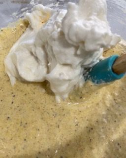 La panna montata viene aggiunta all'impasto con una spatola.