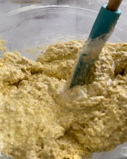 Un primo piano di una ciotola di cibo con una spatola dentro.