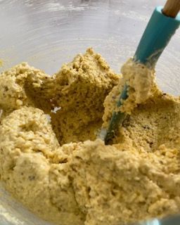 Una ciotola di pastella con una spatola dentro