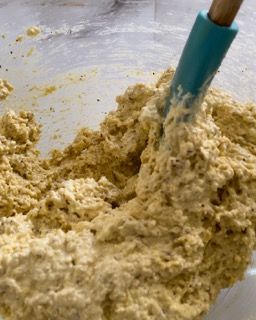Una ciotola di pastella con una spatola dentro