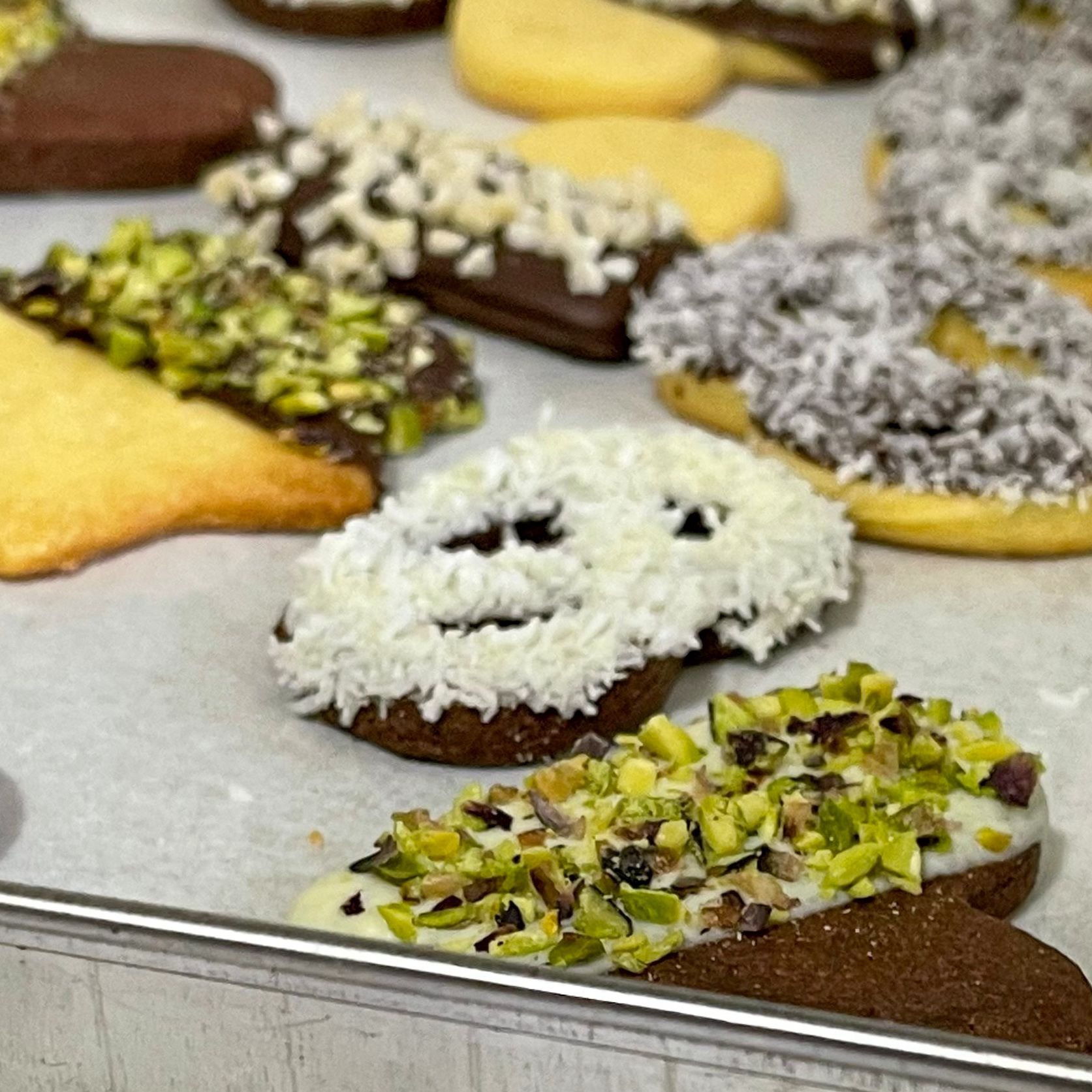 Un vassoio di biscotti con uno che ha una faccia sopra