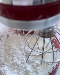 Lo zucchero a velo viene mescolato in un mixer