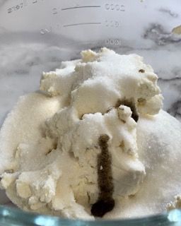 Un primo piano del gelato in una tazza graduata