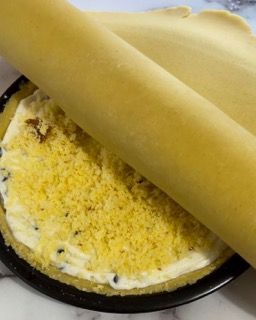 Si stende la pasta per torta con il mattarello.