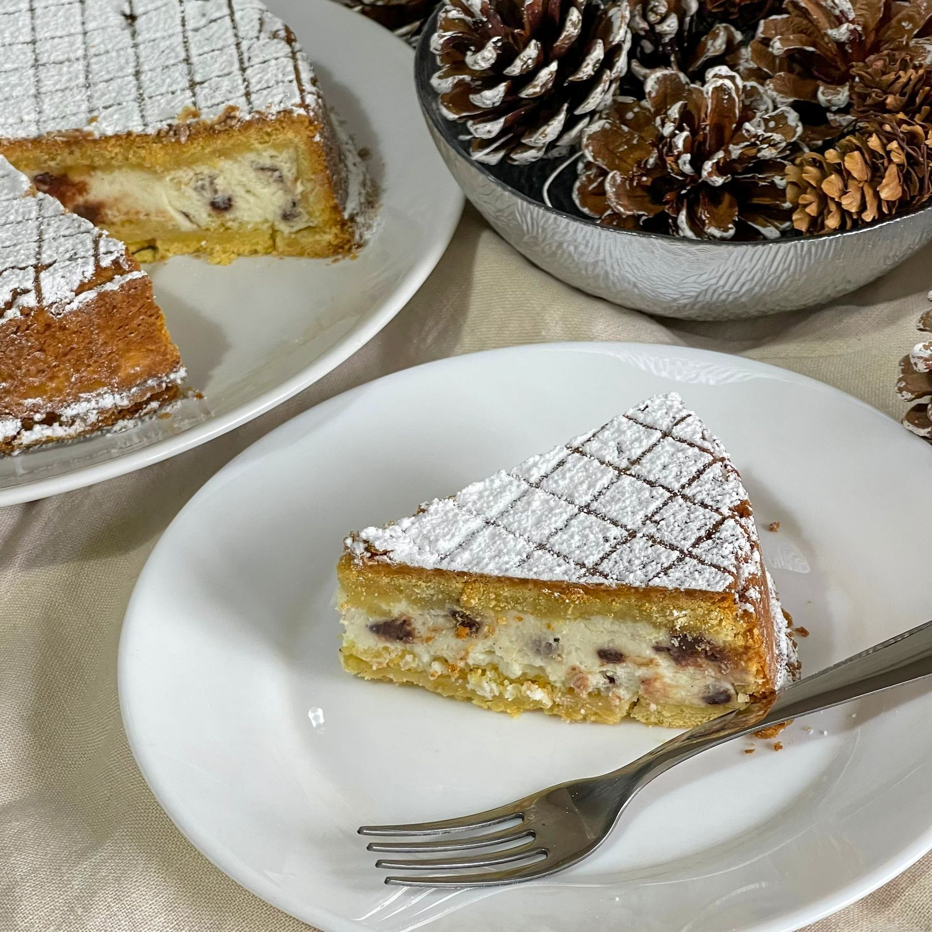 Una fetta di torta su un piatto bianco con una forchetta