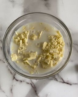 Una ciotola di cibo è appoggiata su un tavolo.