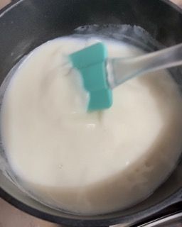 Un primo piano di una pentola di zuppa con una spatola dentro.