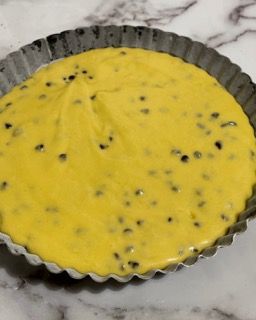 Un primo piano di una salsa gialla in una padella su un tavolo.