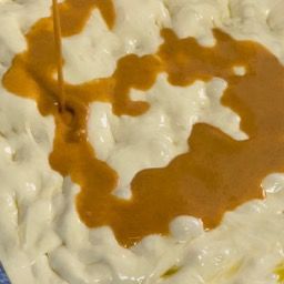 Un primo piano di un piatto di cibo con sopra la salsa.