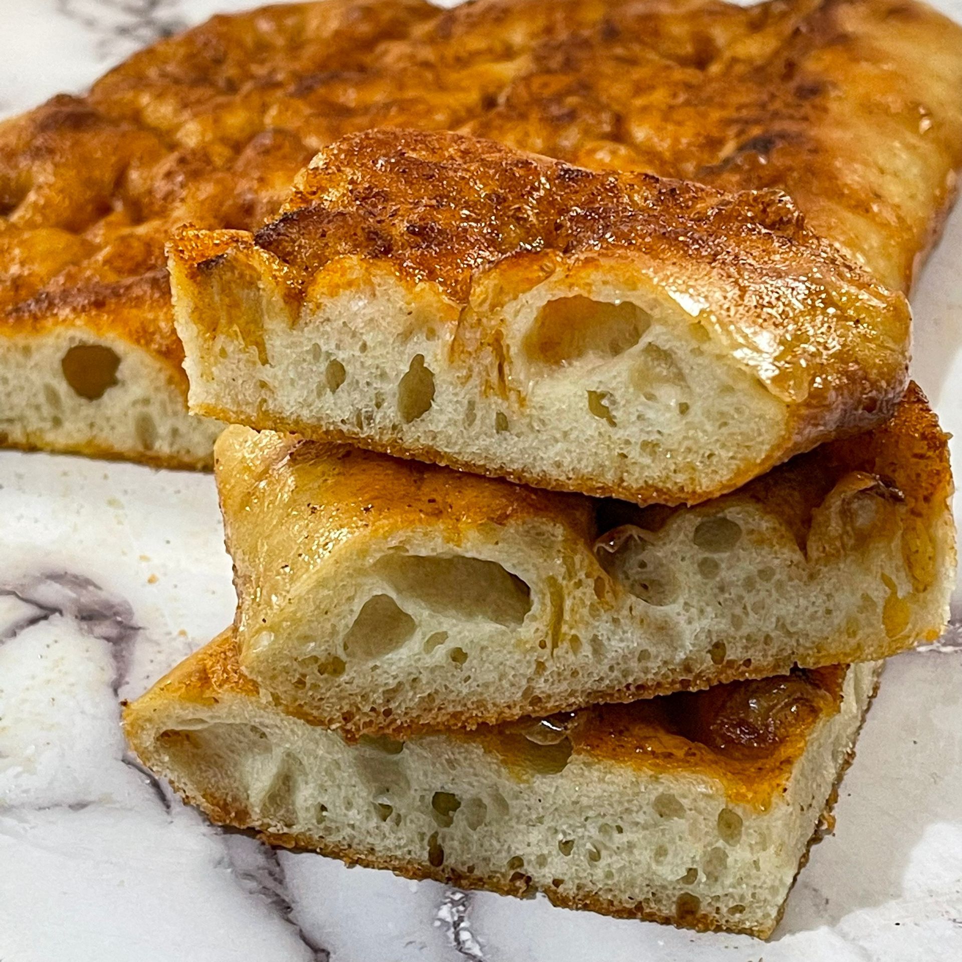 Fette di pane sono accatastate una sopra l'altra su un tavolo.