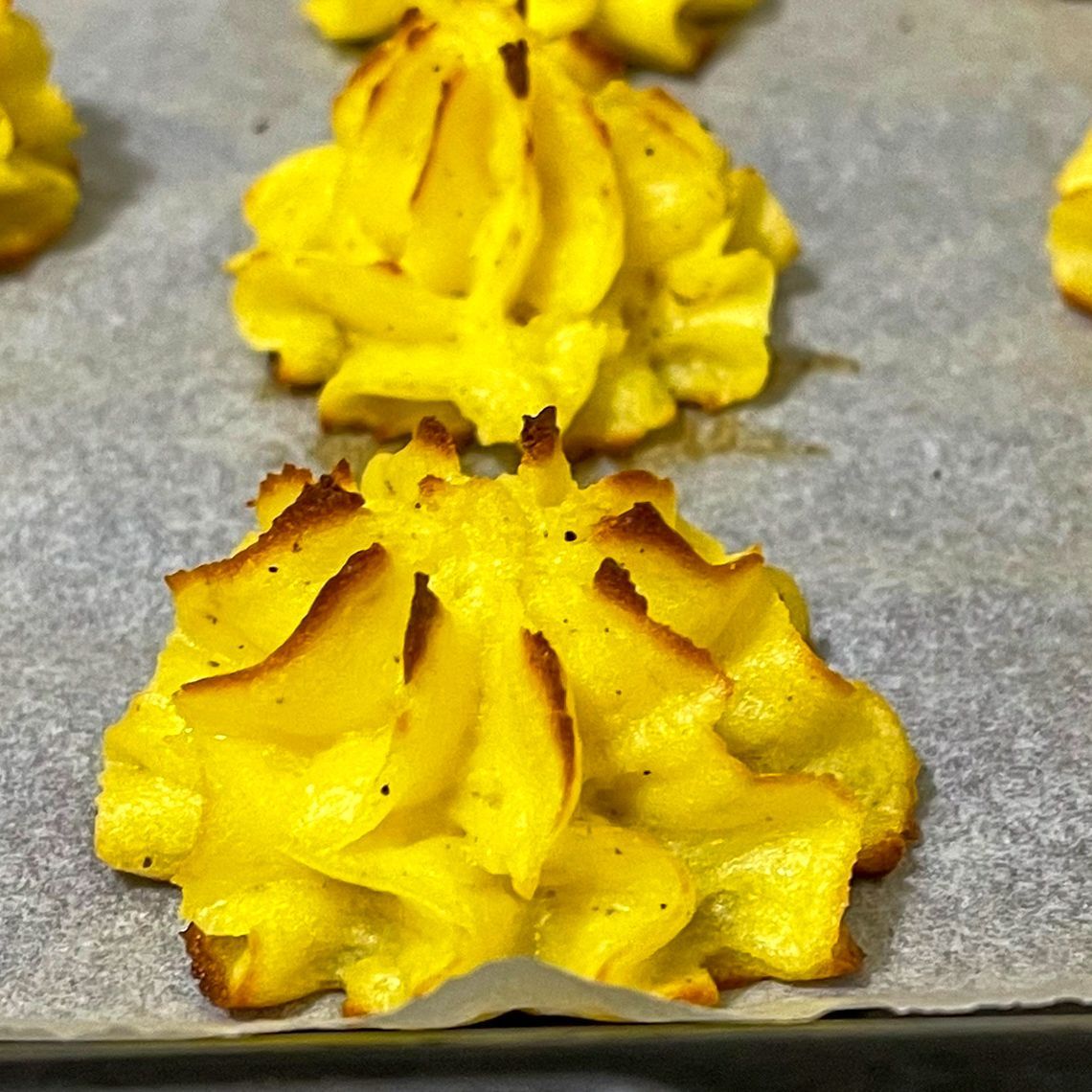 Un primo piano di un vassoio di patate su un tavolo