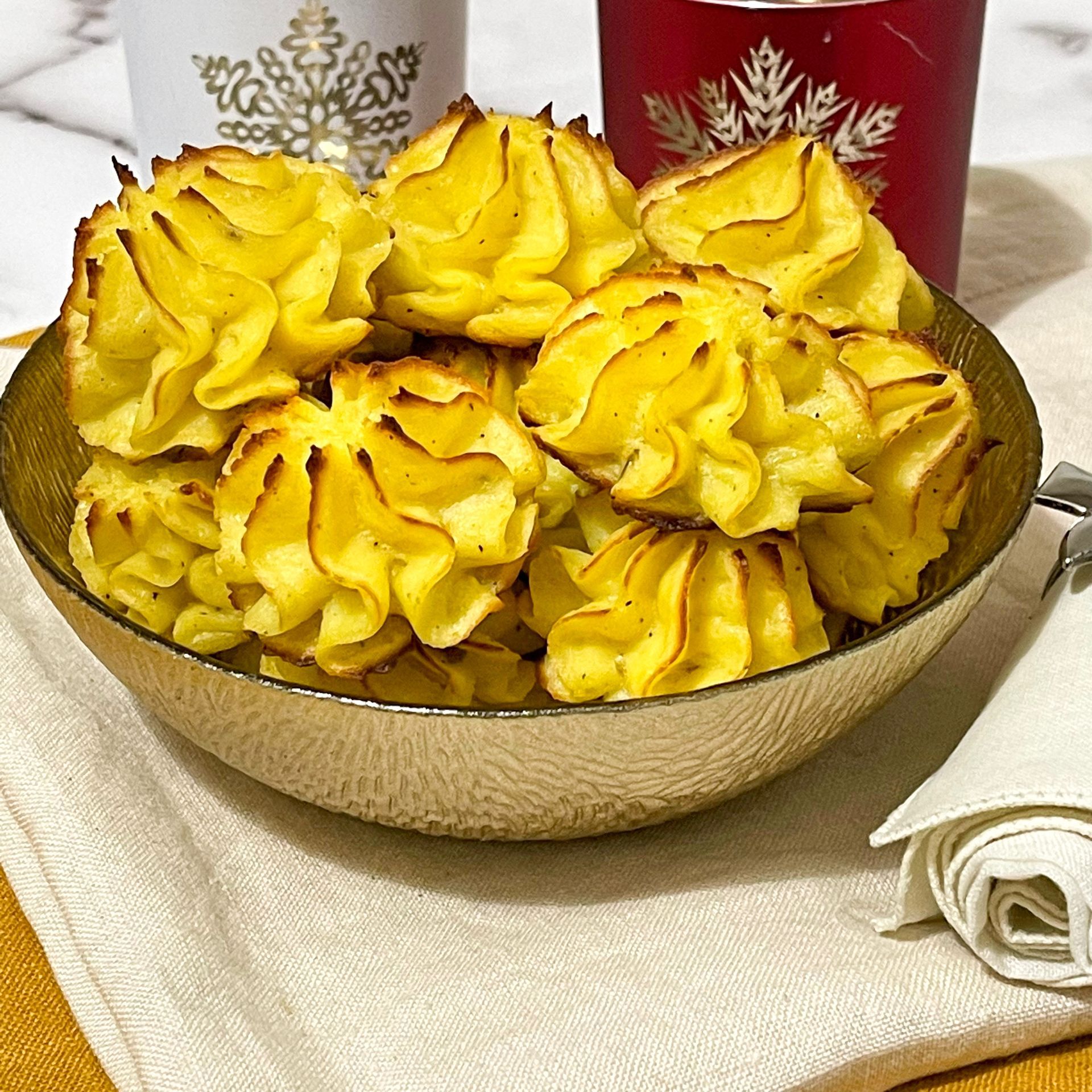 Una ciotola di purè di patate è appoggiata su un tavolo