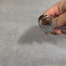 Una persona tiene in mano un beccuccio per tubazioni.