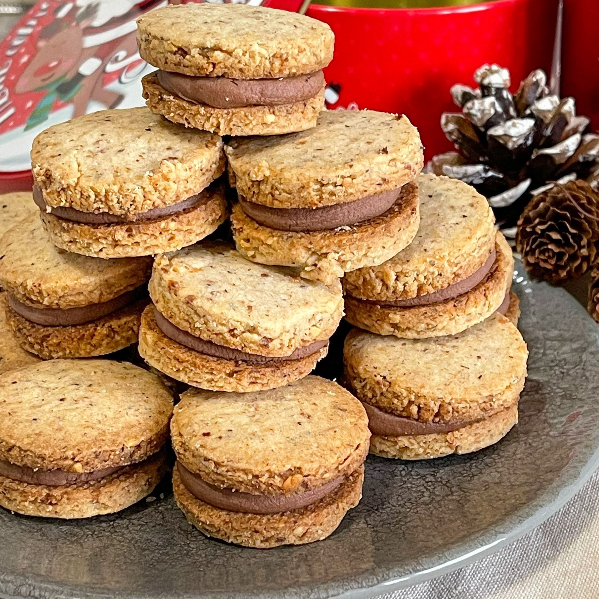 Un piatto di biscotti impilati uno sopra l'altro su un tavolo.