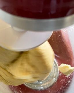 Burro morbido a pezzetti aggiunto alla pasta incordata, in due volte.