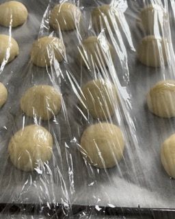 Un mucchio di palline di pasta avvolte nella pellicola trasparente