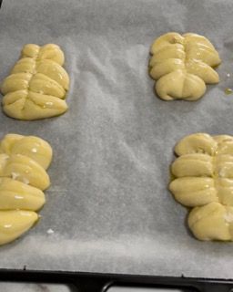 Quattro pezzi di pasta sono appoggiati su un pezzo di carta oleata