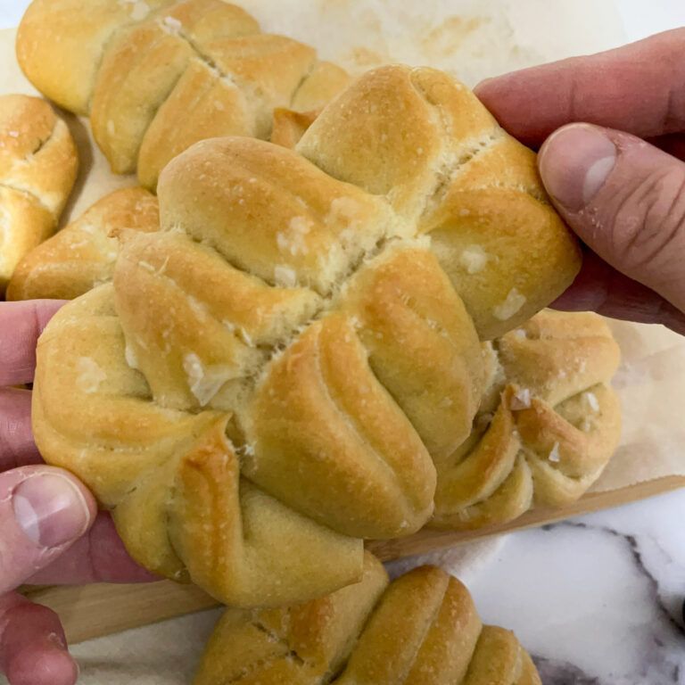 Una persona tiene in mano un pezzo di pane