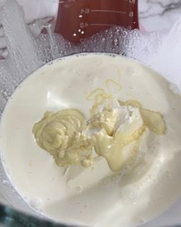 Un primo piano di un piatto di cibo con un misurino sullo sfondo.