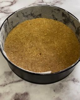 Una pentola piena di un liquido marrone è appoggiata su un tavolo.