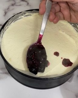Una persona sta immergendo un cucchiaio in una ciotola di gelato
