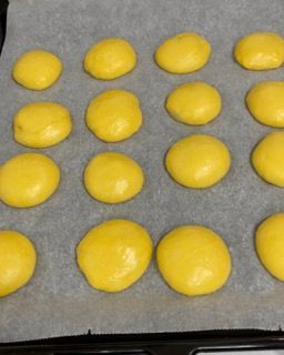 Un mucchio di palline gialle sono su un pezzo di carta oleata