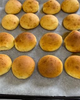 Un mucchio di muffin sono appoggiati su una teglia da forno