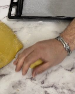 Un primo piano della mano di una persona che tiene un oggetto giallo.