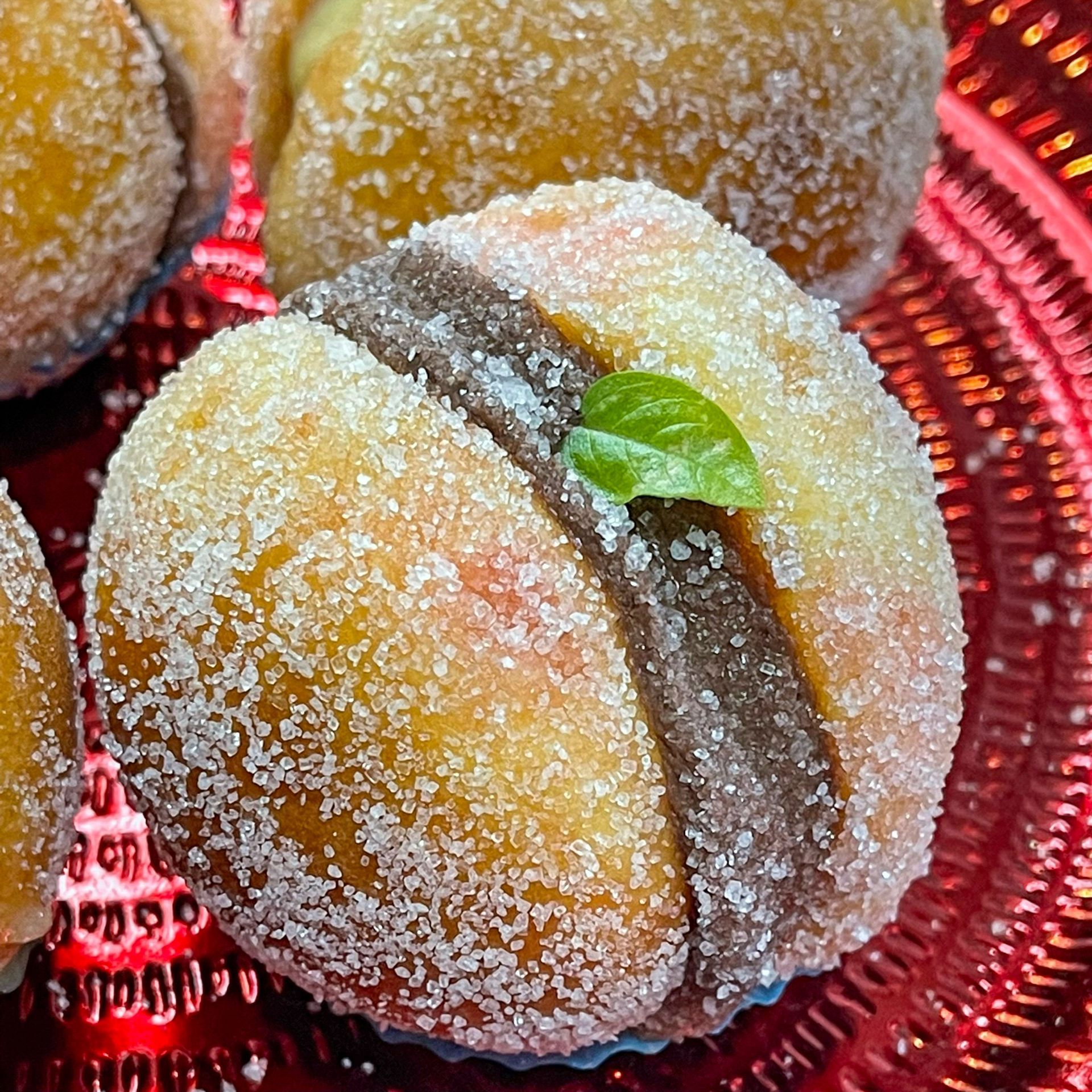 Primo piano di una ciambella con una foglia sopra, su un piatto.