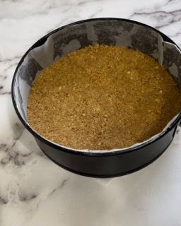 Una pasta per torta è appoggiata su una teglia.
