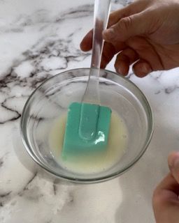 Una persona sta mescolando qualcosa in una ciotola con una spatola