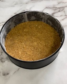 Una padella piena di biscotti Graham è appoggiata su un tavolo.