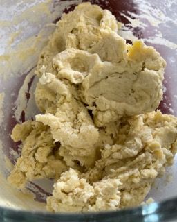 Un primo piano di una ciotola di impasto con una spatola dentro