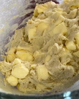 Primo piano di una ciotola di purè di patate con burro.