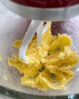 Un mixer sta mescolando una sostanza gialla in una ciotola di vetro