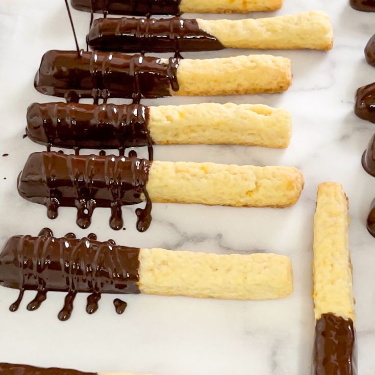 Una fila di biscotti ricoperti di cioccolato su un tavolo