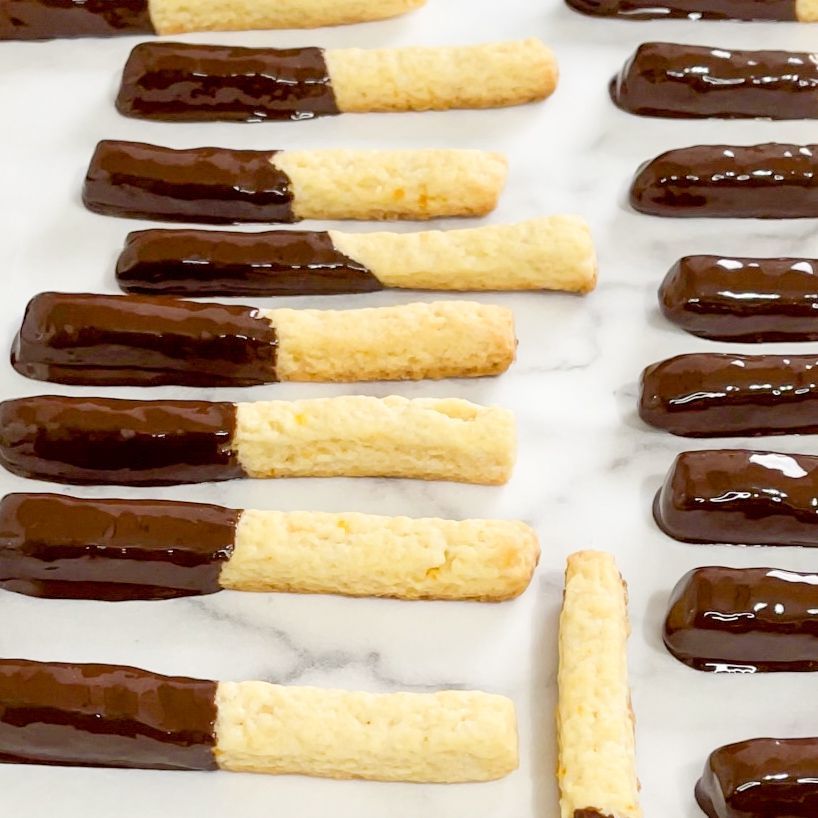 Una fila di biscotti ricoperti di cioccolato su un tavolo