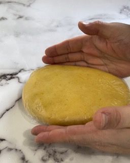 Una persona tiene in mano un pezzo di pasta.