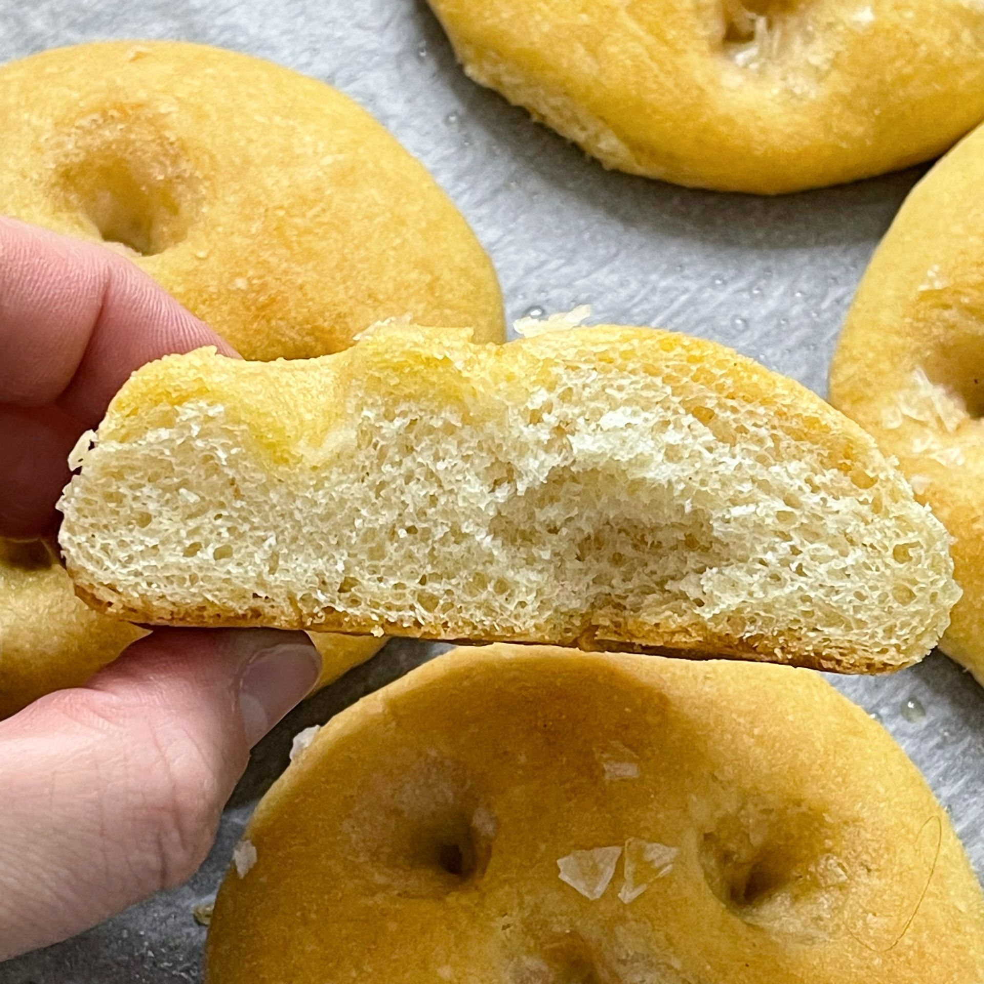 Una persona tiene in mano un pezzo di pane.