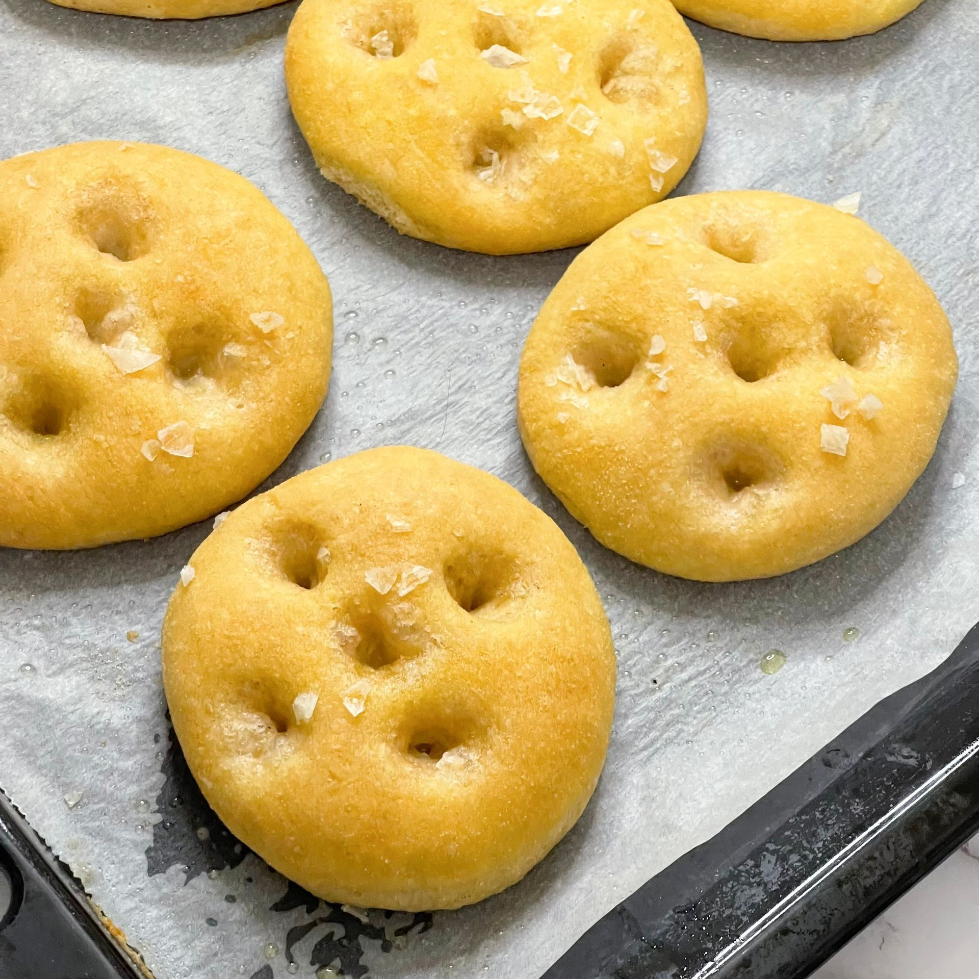 Un mucchio di biscotti con i buchi su un vassoio