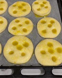 Un mucchio di biscotti con delle macchie gialle su un vassoio