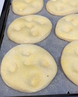 Un mucchio di pane appoggiato su una teglia da forno