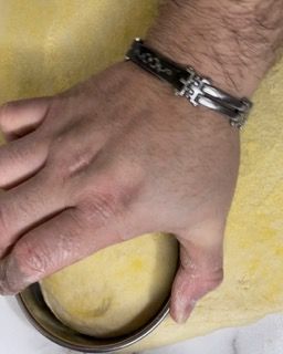 Un primo piano della mano di una persona che indossa un braccialetto