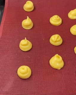 Un mazzo di palline gialle su un tappetino rosso