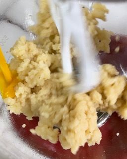 Un primo piano di una ciotola di cibo con un cucchiaio dentro.
