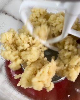 Un primo piano di un mixer con un sacco di cibo dentro