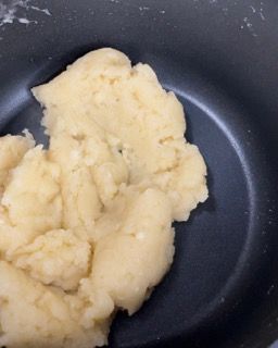 Un primo piano di purè di patate in padella